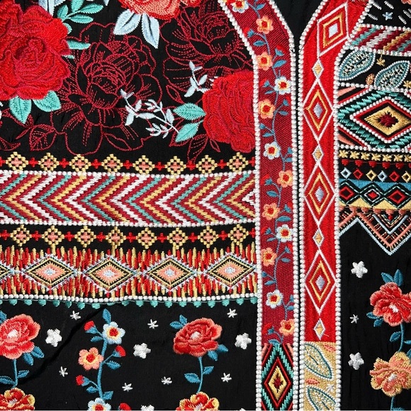 Savanna Jane Size S/M Embroidered Top - Picture 6 of 7